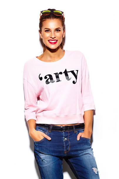 ピンクのセーターのヒップスターの布に赤い唇でファッション性の高い look.glamor スタイリッシュな美しい若い女性モデル - 写真・画像