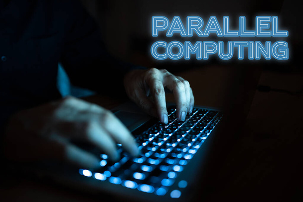 Conceptual caption Parallel Computing, Business overview simultánní výpočet pomocí softwaru a hardwaru - Fotografie, Obrázek