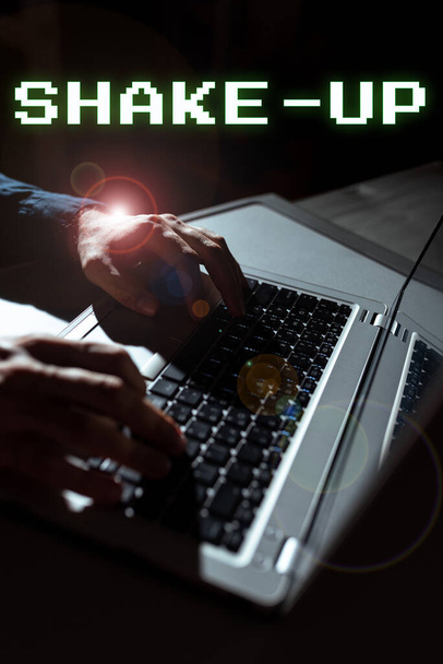Написання підпису Shake Up, Інтернет Концепція спосіб зустрічі з кимось або закінчення його за допомогою фізичних сенсорних рук - Фото, зображення