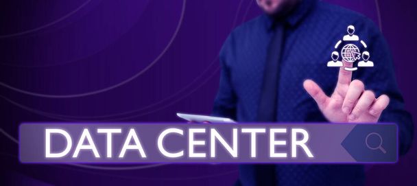 Teksti merkki osoittaa Data Center, Business yleiskatsaus arkisto, joka taloa computing tilat, kuten palvelimet - Valokuva, kuva