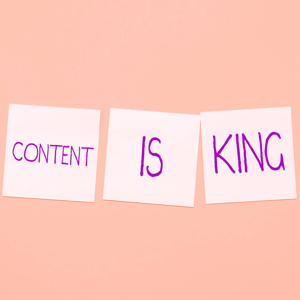 Scrivere la visualizzazione del testo Content Is King, Word Scritto su Content è il cuore delle strategie di marketing di oggi - Foto, immagini