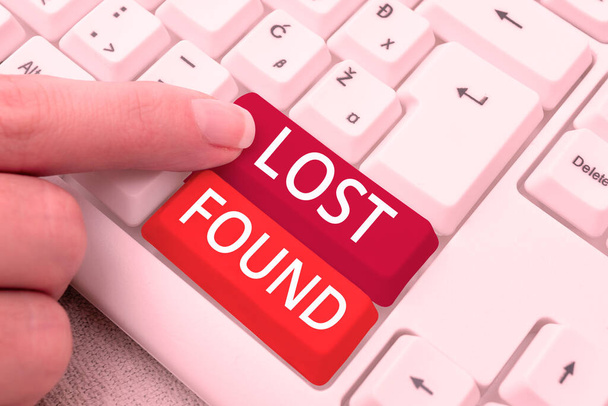 Legenda conceitual Lost Found, Concept meaning Things that are left behind and may retrieve to the owner - Foto, Imagem