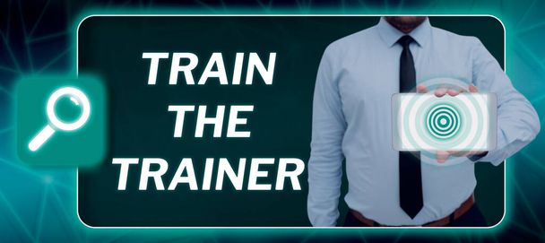 Käsiala teksti Train Trainer, Business lähestymistapa tunnistettu opettaa mentoria tai kouluttaa muita osallistumaan luokkaan - Valokuva, kuva
