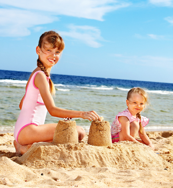 Enfants jouant sur la plage
. - Photo, image