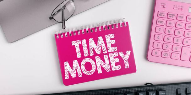 Psaní textu s textem Time Money, Internet Koncept fondy zálohy na splátky ve stanovené lhůtě - Fotografie, Obrázek