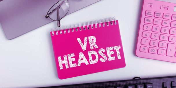 VRヘッドセット、ワード着用者のための仮想現実を提供するヘッドマウントデバイスに書かれたテキスト記号 - 写真・画像