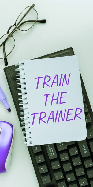 Señal de escritura a mano Tren El Entrenador, Concepto de negocio identificado para enseñar mentor o entrenar a otros asisten a clase - Foto, Imagen