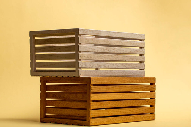 Bunte Schachteln mit Holzlatten auf beigem Hintergrund - Foto, Bild