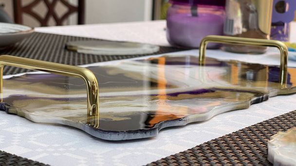 Плотный снимок накрытого стола с красивым подносом - Фото, изображение
