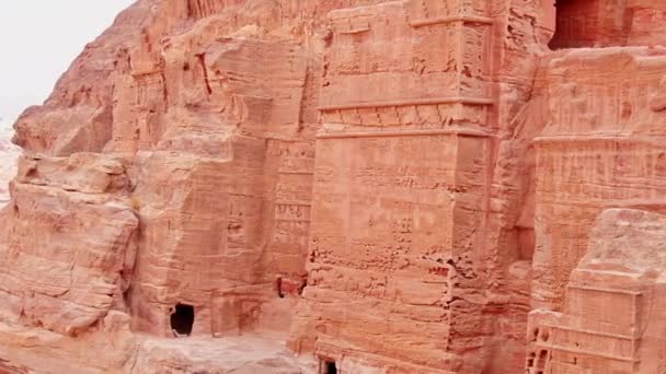 Ürdün 'ün Petra kentindeki ünlü kraliyet mezarları. Loculi olarak bilinir. Petra, UNESCO Dünya Mirası Alanı olarak adlandırılmasına yol açtı.. - Video, Çekim