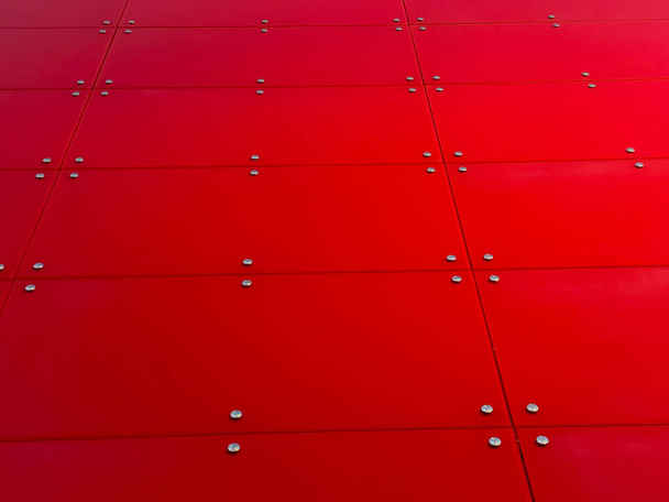 Piros üveg minta elvont háttér. Az épület vörös üveghomlokzata. Piros háttér. - Fotó, kép