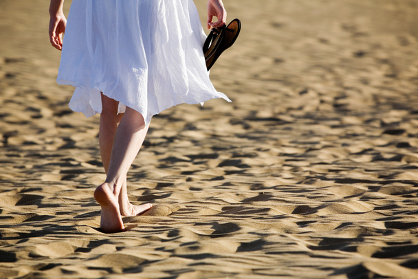 Woman walking on the beach - Φωτογραφία, εικόνα