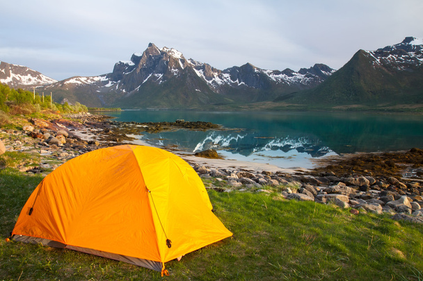 tourist tent on lakeside - Foto, Imagen