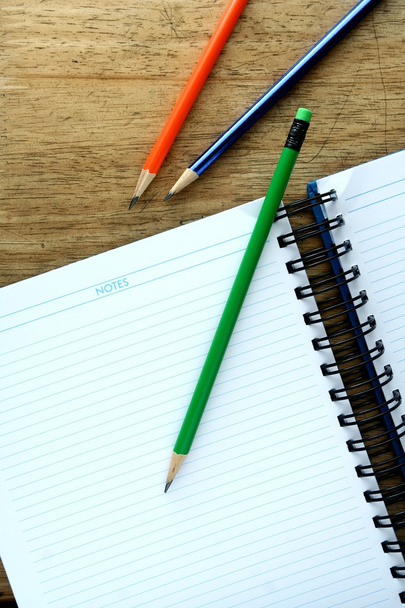 Notebook en kleurrijke potloden - Foto, afbeelding