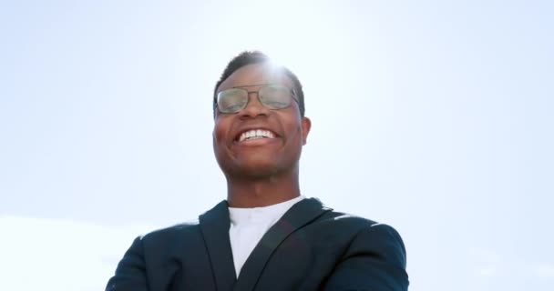 Kasvot, musta mies ja kädet ristissä hymy, johtaja ja itseluottamusta startup yritys. Nigerian mies, toimitusjohtaja ja yrittäjä liike, yrityksen tavoite ja johtaja uran menestys ulkona - Materiaali, video