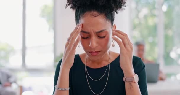 Siyahi kadın, baş ağrısı ve ağrısı profesyonel yorgunluk, stres ve migren, teslim tarihi sorunu ve kurumsal depresyon yüzünden hayal kırıklığına uğramış. Yorgun iş kadını, işyeri endişesi ve akıl sağlığı - Video, Çekim