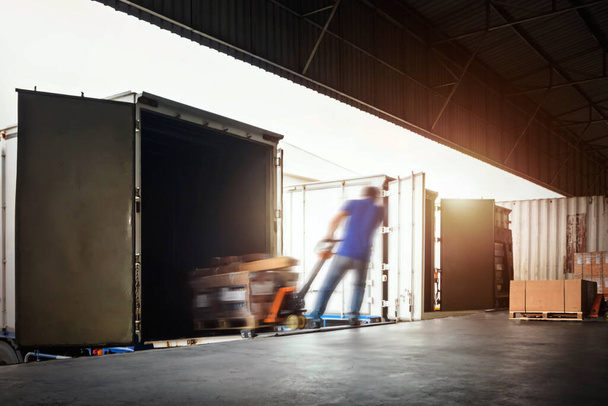 Workers Unloading Cargo Boxes Pallet into Container Trucks. Distribution Shipping Warehouse. Delivery Trucks. Shipment Goods. Supply Chain. Supplies Warehouse Logistics Transport. - Foto, Imagen