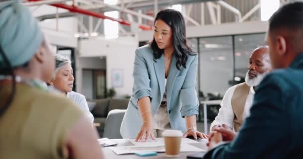 コラボレーション、会社のスタッフやプロジェクト戦略でのビジネスミーティング、ビジネス関係者やリーダーシップに関する質問。多様性、チームと企業の書類を持つ計画、スケジュール、女性リーダー - 映像、動画