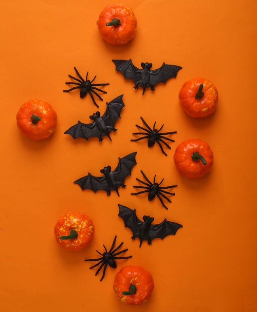 Arañas plásticas con murciélagos y calabaza - Foto, imagen