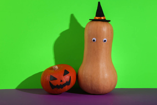 Halloween dýně na zeleném purpurovém pozadí. Creative halloween layout. Minimální trvanlivost - Fotografie, Obrázek