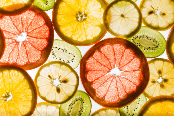 Frutas en rodajas de transparencia sobre fondo blanco
 - Foto, Imagen