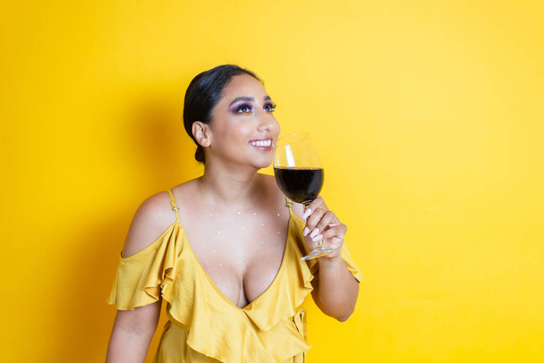 jong en sexy mexicaanse vrouw met glas rode wijn - Foto, afbeelding