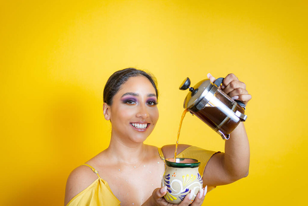 Geleneksel fincanda kahve servisi yapan mutlu Meksikalı genç kadın. - Fotoğraf, Görsel