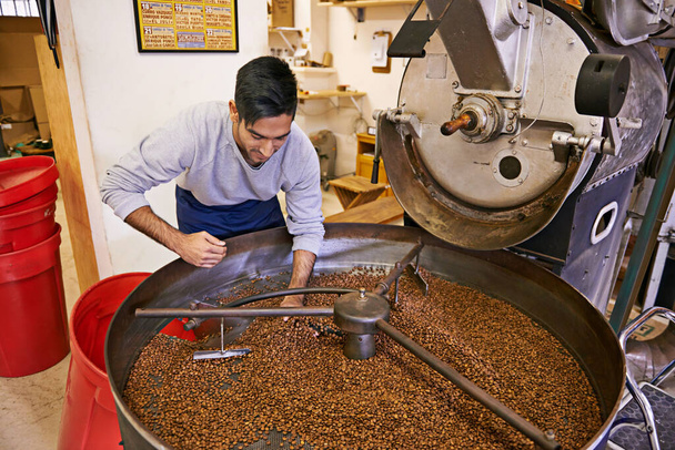 Making the best roast possible. a machine grinding and roasting coffee beans - Foto, Imagem