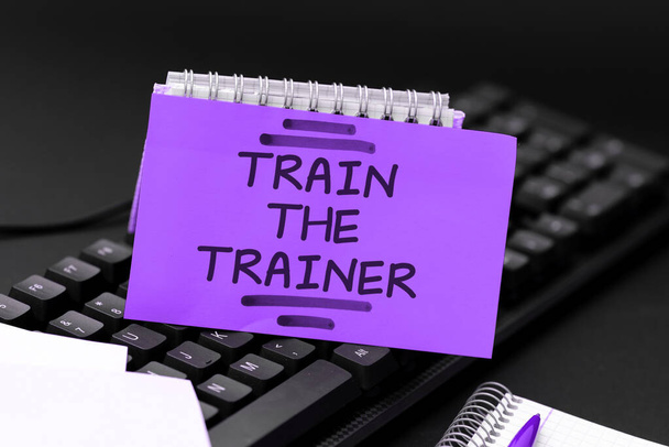 Escribir mostrando texto Tren El Entrenador, escaparate de negocios identificado para enseñar mentor o entrenar a otros asisten a clase - Foto, imagen