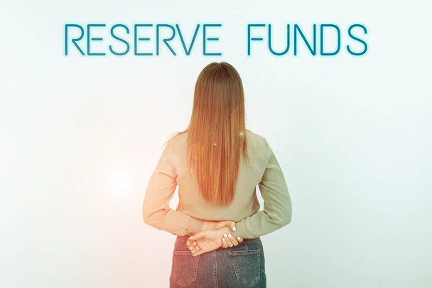 Teksti merkki osoittaa Reserve Funds, Word Kirjoitettu rahaa vapautetaan pankista varmuuskopioida epäonnistui liiketoimintasuunnitelma - Valokuva, kuva