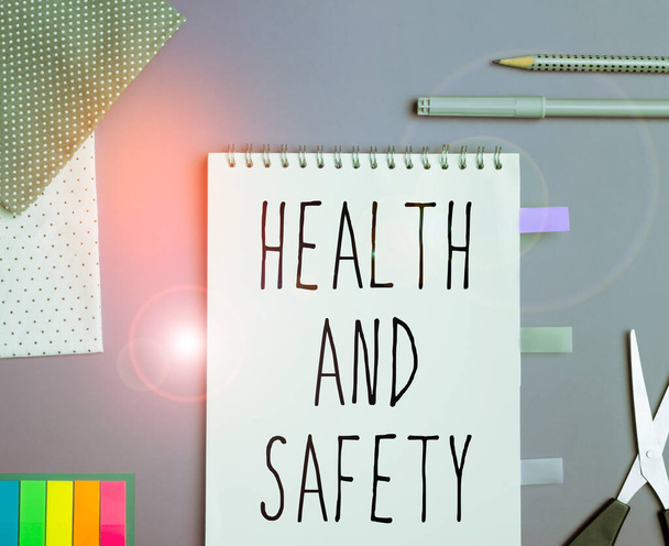 Texte manuscrit Santé et sécurité, Concept Internet Prendre les mesures appropriées pour vous protéger du danger - Photo, image