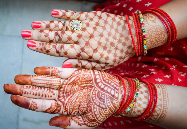 Gyönyörű nő öltözött indiai hagyomány henna mehndi design mindkét kezét, hogy megünnepeljék a nagy fesztivál Karwa Chauth, Karwa Chauth ünnepségek indiai nő a férje - Fotó, kép
