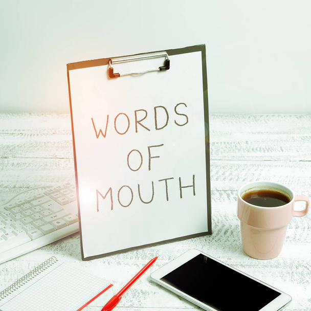 Scrittura di parole di testo della bocca, Word Scritto su semplice dichiarazione può aiutare a guarire male o danneggiare qualcuno - Foto, immagini