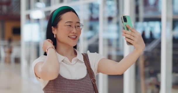 Selfie, τηλέφωνο και ασιατική επιρροή για τα μέσα κοινωνικής δικτύωσης, ευτυχία και δημιουργική εικόνα προφίλ blog. Smartphone φωτογραφία, χαρούμενη δημιουργία περιεχομένου και ιαπωνική γυναίκα χαμόγελο για χρονολόγηση πορτρέτο στο κινητό. - Πλάνα, βίντεο