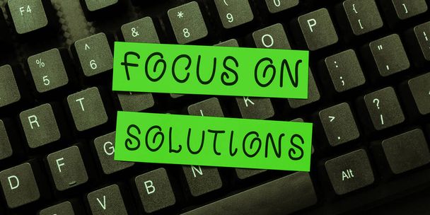 Inspiración mostrando signo Focus On Solutions, Business muestra una poderosa forma práctica de lograr un cambio positivo - Foto, Imagen