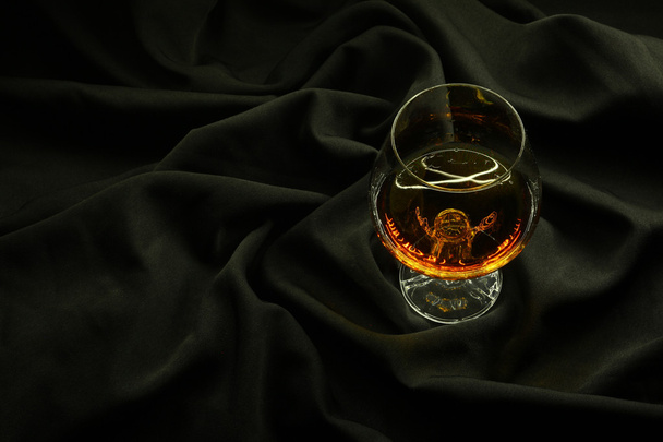 Brandy auf schwarzem Tuch - Foto, Bild