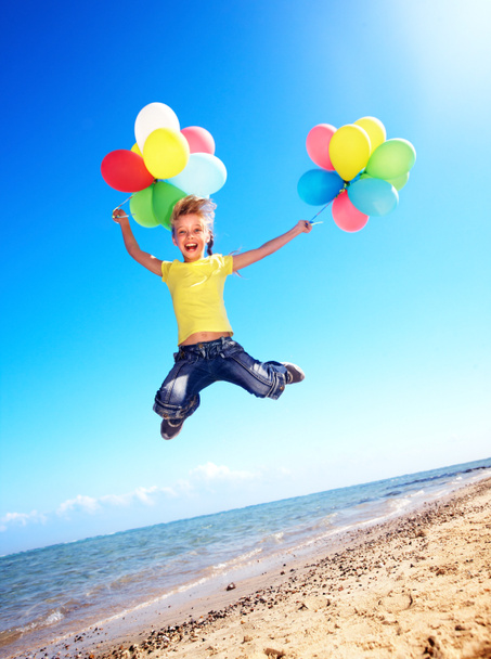 dziecko z balonów na plaży - Zdjęcie, obraz