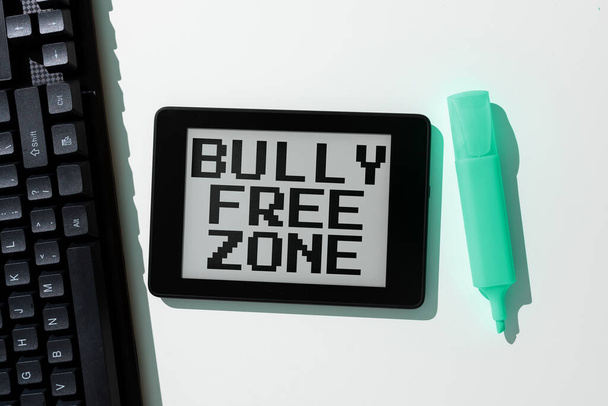 Tekst bijschrift presenteren Bully Free Zone, Word Written on Wees respectvol tegenover andere pesten is hier niet toegestaan - Foto, afbeelding