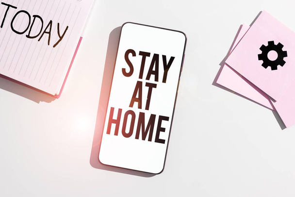 Käsitteellinen kuvateksti Stay At Home, Internet Concept liikkeen ohjaus rajoittaa yksilöiden altistumista julkisesti - Valokuva, kuva