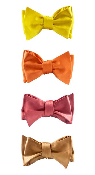 Четыре шелковых галстука бабочки изолированы на белом фоне. Мужские аксессуары для свадебной церемонии - Фото, изображение