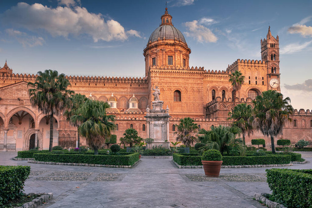 Palermo katedrális, Szicília, Olaszország. Városkép a híres Palermo katedrális Palermo, Olaszország napkeltekor. - Fotó, kép