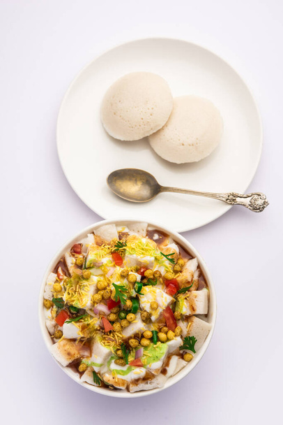 Idli Chaat - смачний індійський рецепт, виготовлений з використанням лівого лісиста. - Фото, зображення