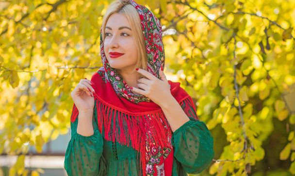 Etno oblečení styl pro dámy, Boho mix módní detaily. Ukrajinská, slovanská milá dáma - Fotografie, Obrázek