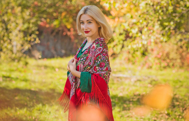 Kadınlar için etnik kıyafet yok, Boho moda ayrıntıları karıştırıyor. Ukraynalı, Slav güzel bayan. - Fotoğraf, Görsel