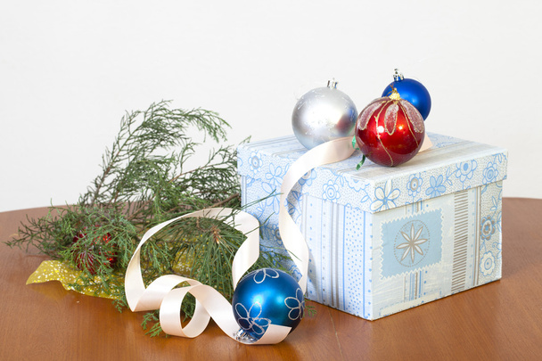  Las esferas para el ornamento del abeto y el regalo en hermoso p
 - Foto, imagen