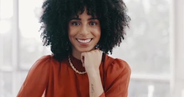 Face, vision and mindset with a business black woman sitting at a desk with her hand on her chin. Portrait, happy and smile with a female employee thinking about future growth or company development. - Metraje, vídeo
