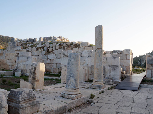 Τα ερείπια της αρχαίας πόλης Πατάρα της Τουρκίας. Οι ερειπωμένοι κίονες του ναού στο φως του ήλιου. - Φωτογραφία, εικόνα