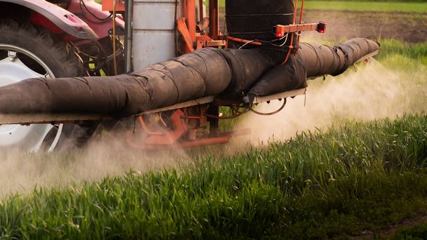 Pulvérisation de pesticides sur un champ vert - Photo, image