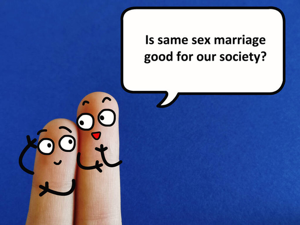 Dva prsty jsou vyzdobeny jako dvě osoby. Jeden z nich se ptá druhého, jestli je stejné sexuální manželství dobré pro společnost.. - Fotografie, Obrázek
