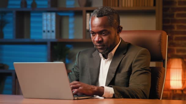 Фокусований бізнесмен, який друкує на ноутбуці, працює в офісі хворий нездоровий афроамериканський чоловік чхає, відчуваючи симптоми застуди, що страждають від алергії, що чхає від пилу, страждає від грипу
 - Кадри, відео